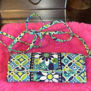 EUC Vera Bradley retired "Daisy Daisy" pattern crossbody wallet purse. BLUE W